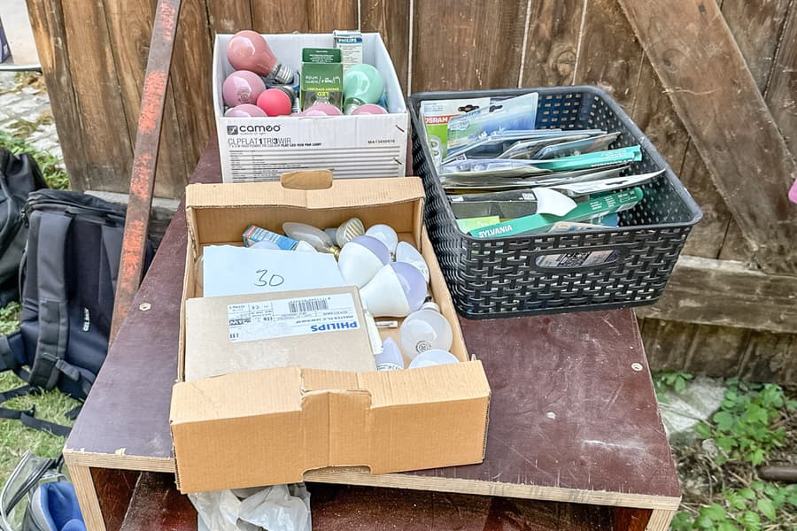 3 Karton mit Leuchtmitteln